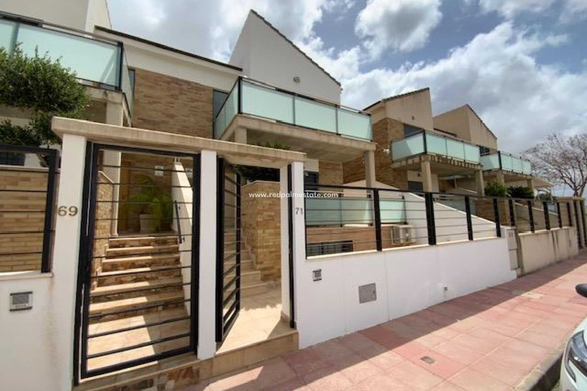Revente - Villa -
ROLDAN - Inland