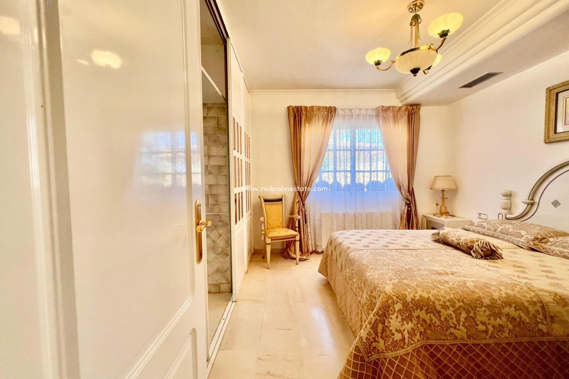 Revente - Villa -
Torrevieja - Los balcones