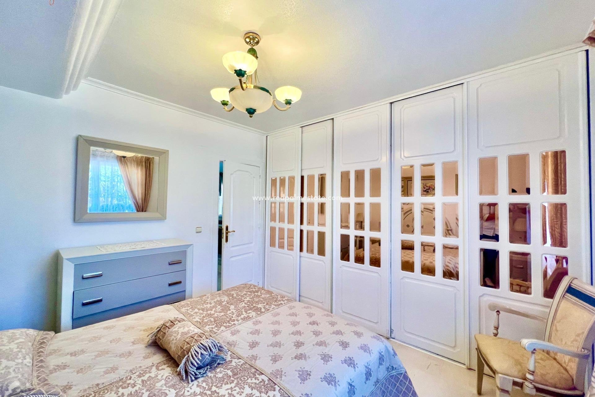 Revente - Villa -
Torrevieja - Los balcones