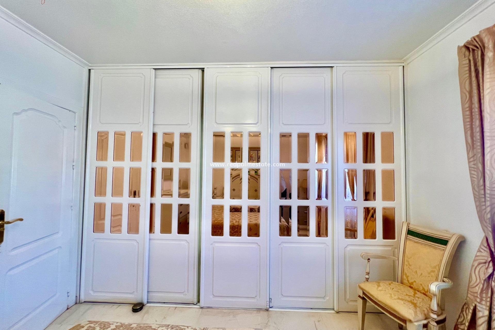 Revente - Villa -
Torrevieja - Los balcones