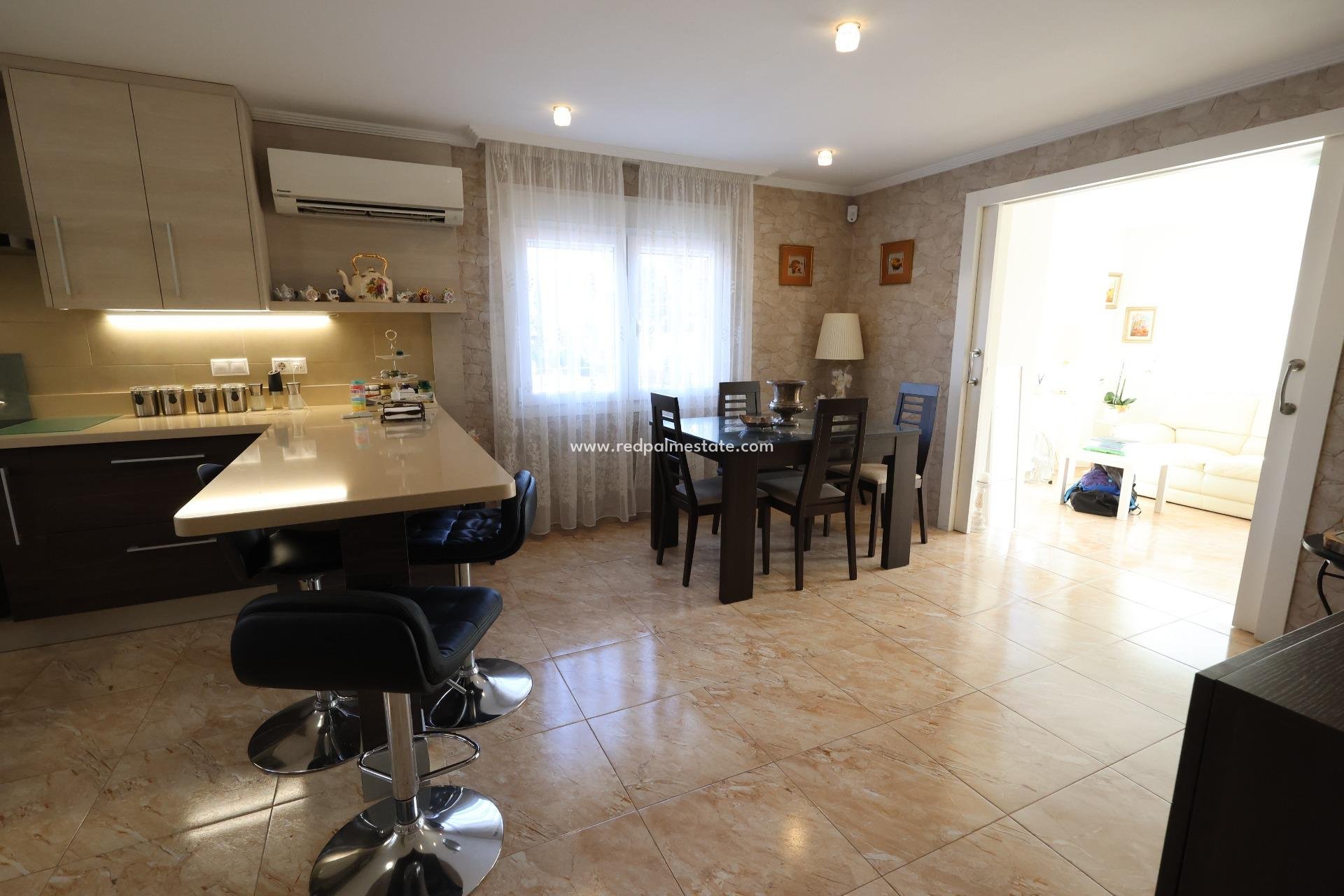 Revente - Villa -
Torrevieja - Los balcones