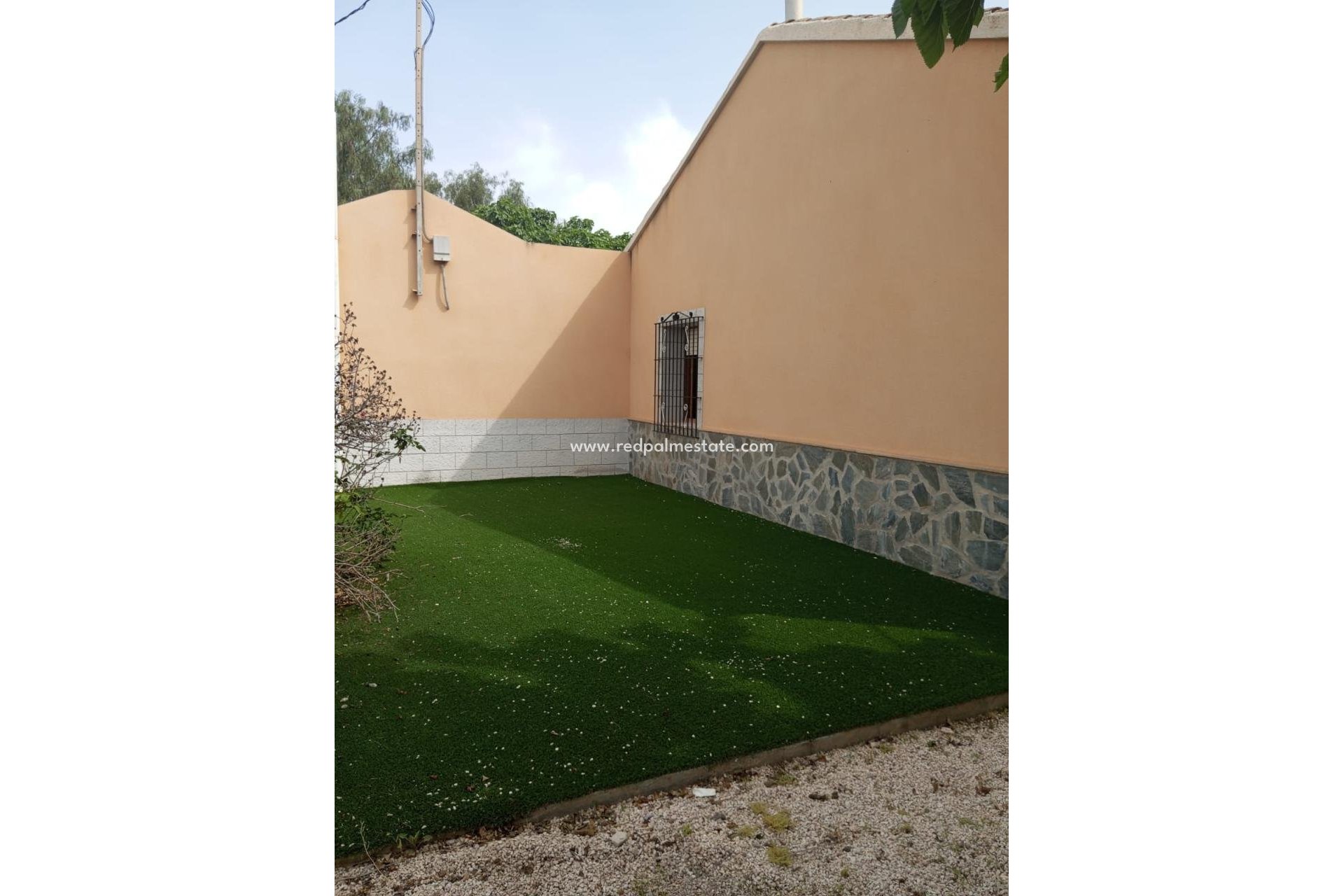 Videresalg - Finca / Landeiendom -
Redován - Inland