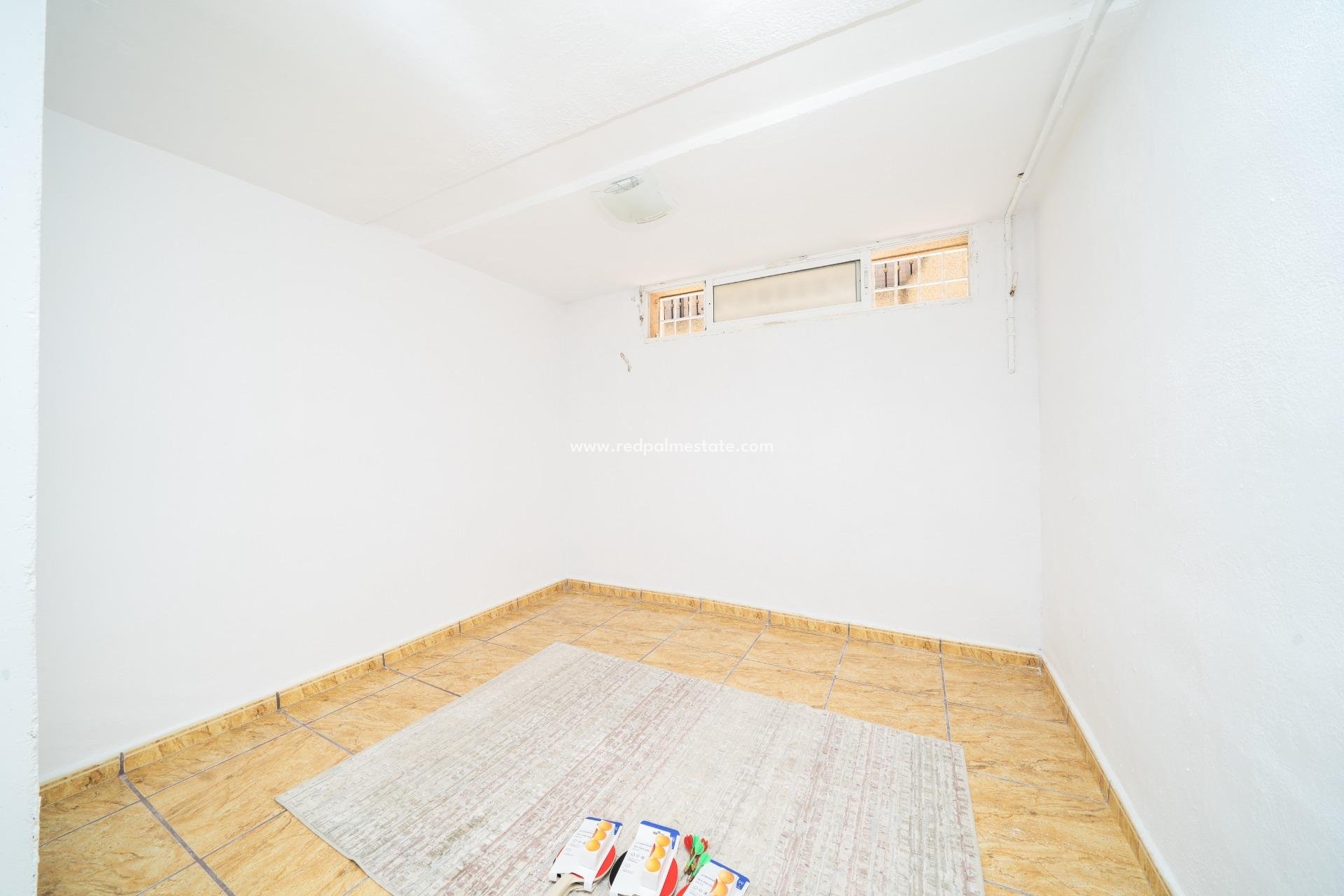 Videresalg - Rekkehus -
Orihuela Costa - Los Almendros-la Florida