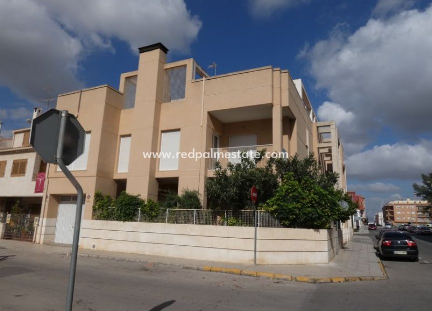 Videresalg - Villa -
Almoradí - Inland