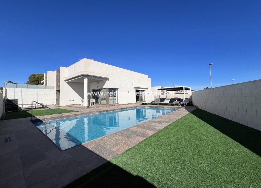 Videresalg - Villa -
Orihuela Costa