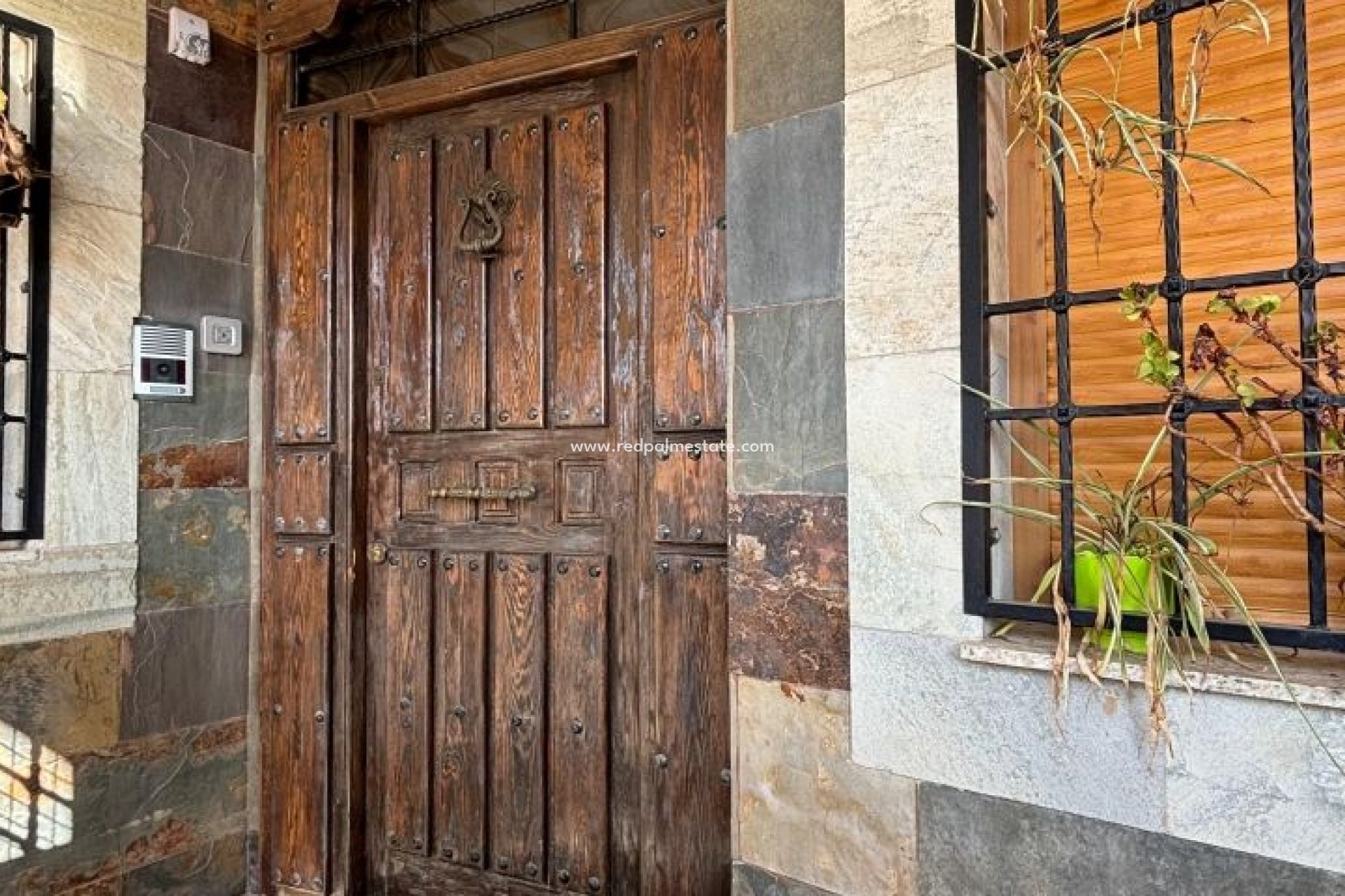 Videresalg - Villa -
Redován - Inland