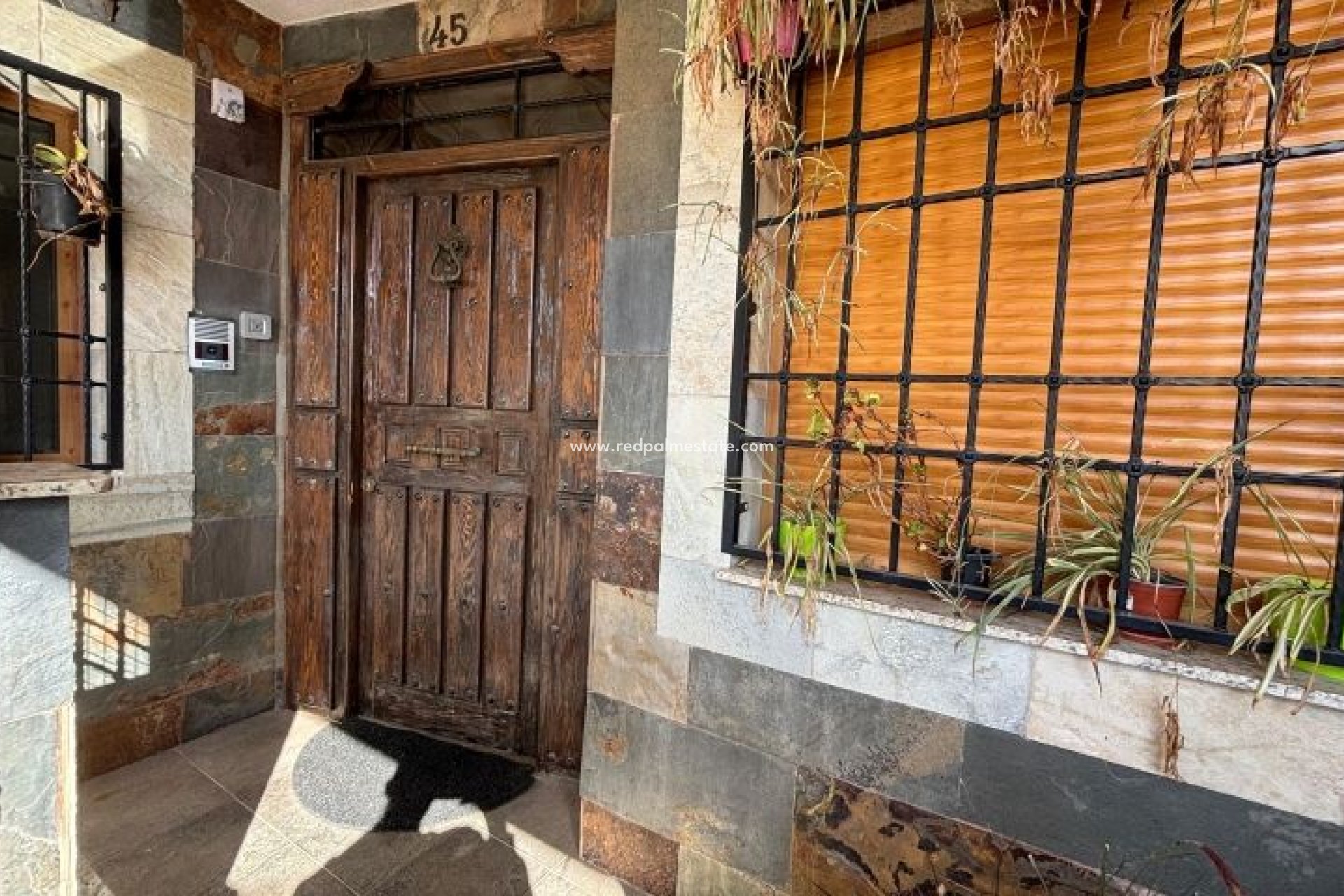 Videresalg - Villa -
Redován - Inland