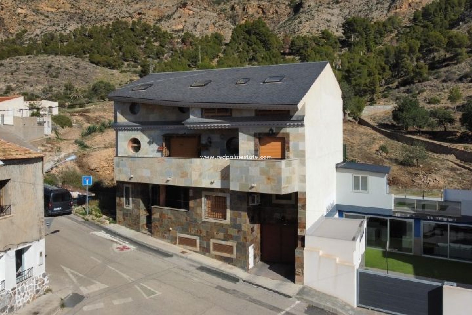 Videresalg - Villa -
Redován - Inland