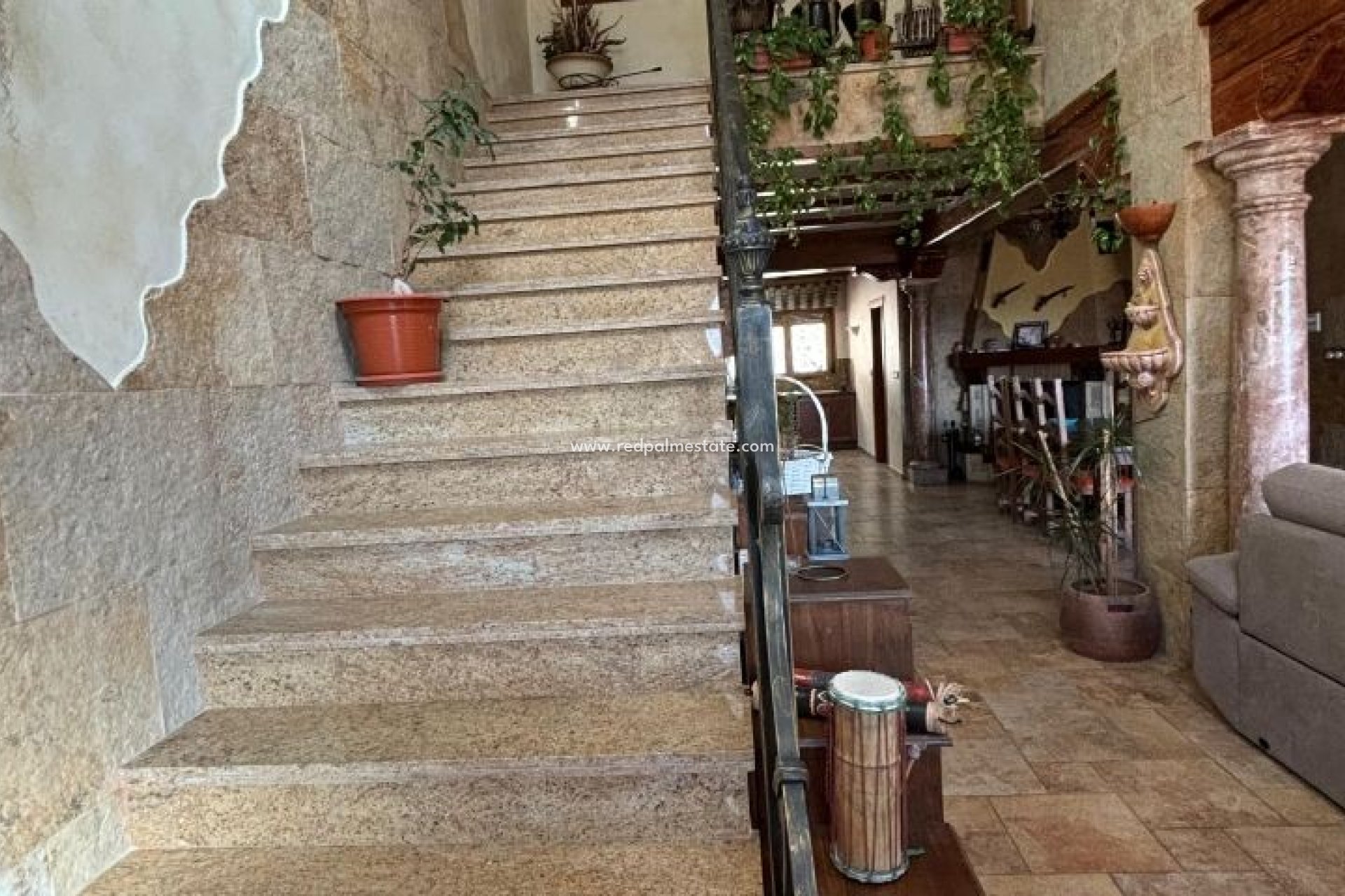 Videresalg - Villa -
Redován - Inland