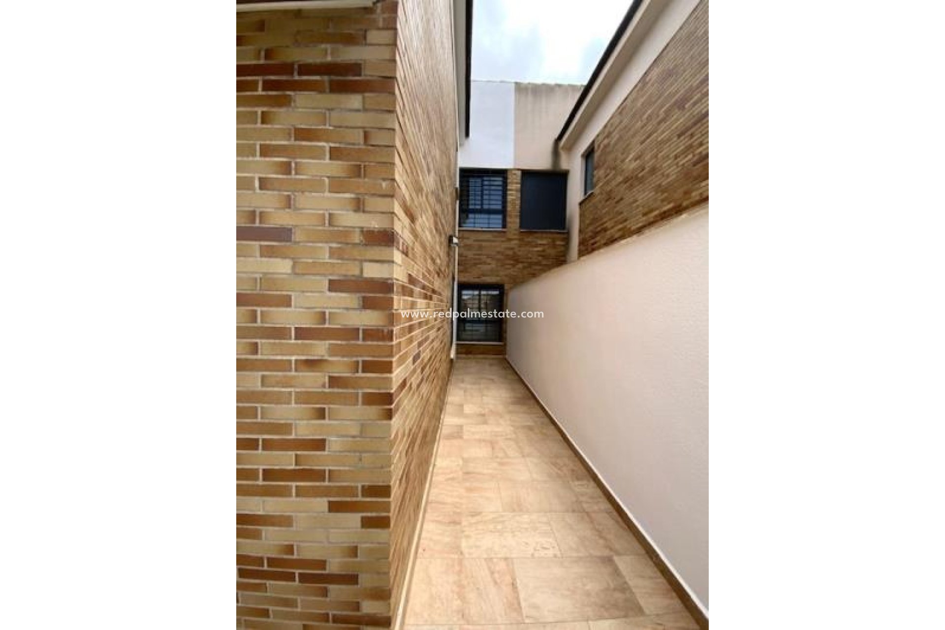 Videresalg - Villa -
ROLDAN - Inland