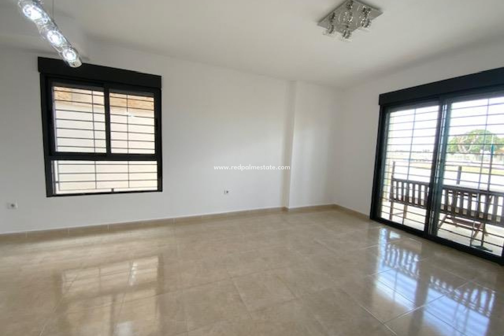 Videresalg - Villa -
ROLDAN - Inland