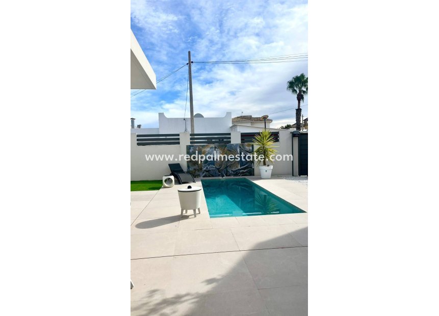 Videresalg - Villa -
San Miguel de Salinas - Urbanizacion Blue Lagoon