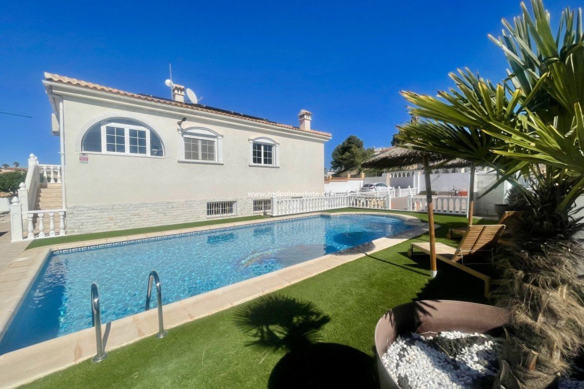 Videresalg - Villa -
Urb. La Marina - Inland