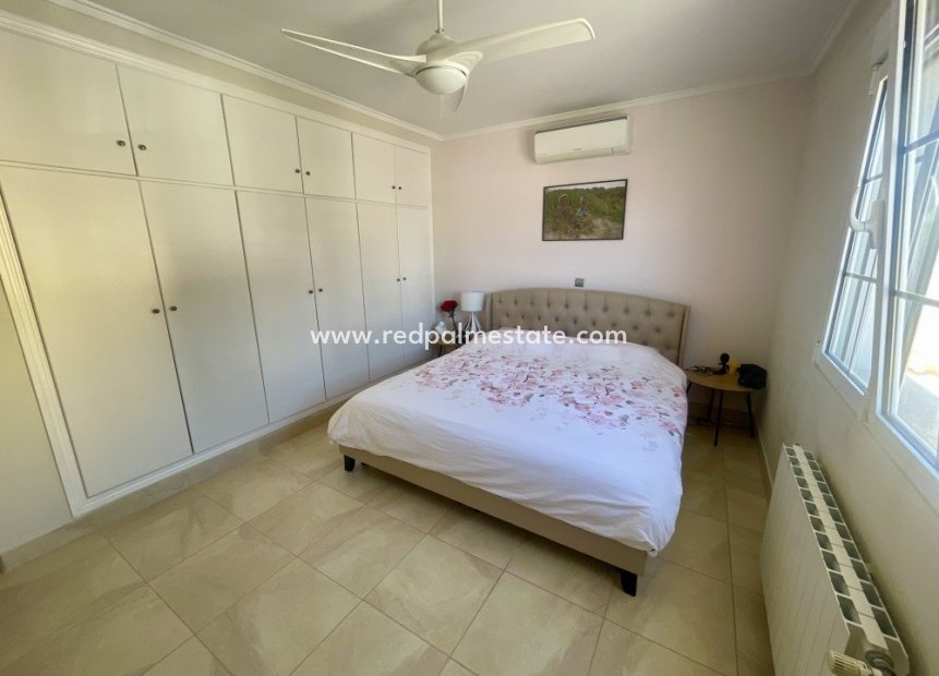 Videresalg - Villa -
Urb. La Marina - Inland