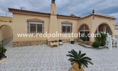 Villa - Återförsäljning - Torrevieja - Torrevieja