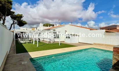 Villa - Återförsäljning - Torrevieja - Torrevieja